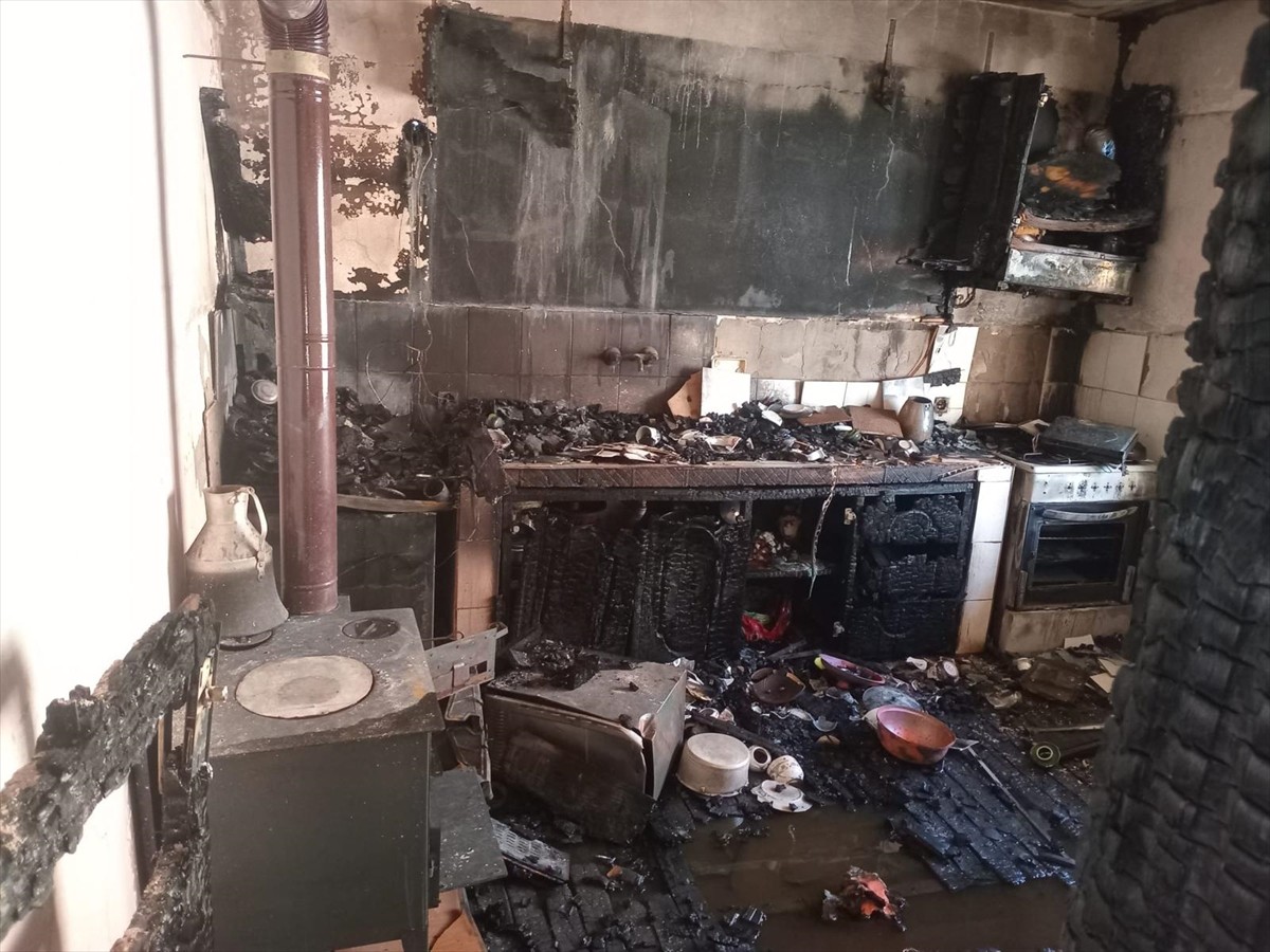 Trabzon'un Of ilçesinde çıkan yangında 2 ev kullanılamaz hale geldi. Vatandaşların ihbarı üzerine...