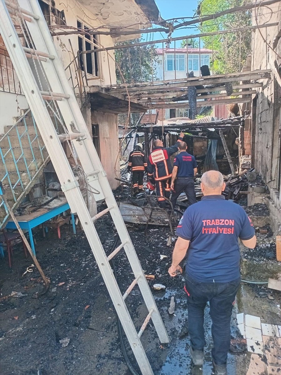 Trabzon'un Of ilçesinde çıkan yangında 2 ev kullanılamaz hale geldi. Vatandaşların ihbarı üzerine...