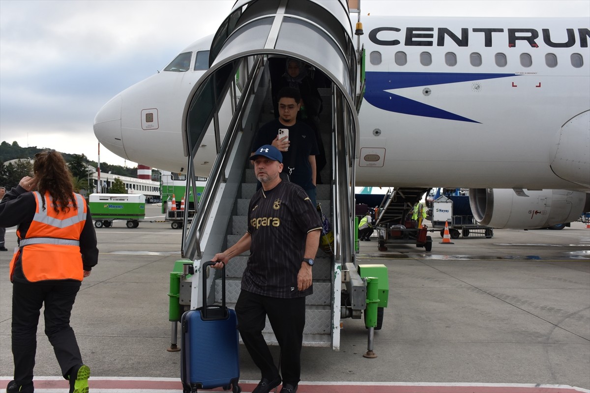 Trabzon ile Özbekistan'ın başkenti Taşkent arasında başlatılan karşılıklı uçak seferlerinin ilk...