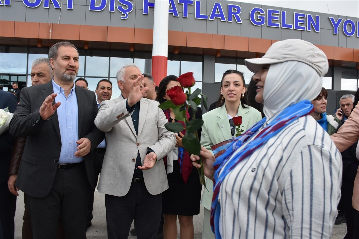 Trabzon ile Özbekistan'ın başkenti Taşkent arasında başlatılan karşılıklı uçak seferlerinin ilk...
