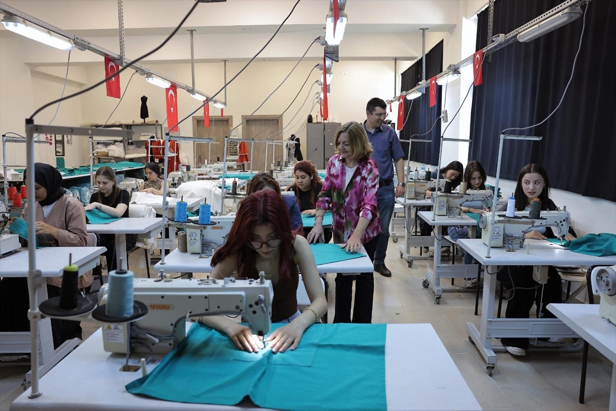 Trakya Üniversitesi Edirne Teknik Bilimler Meslek Yüksekokulu öğrencileri, üniversite hastanesinin...