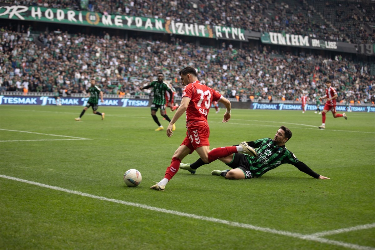 Trendyol 1. Lig'de 38. ve son haftasında, Kocaelispor, sahasında E.G.İ. Ankara Keçiörengücü'nü...