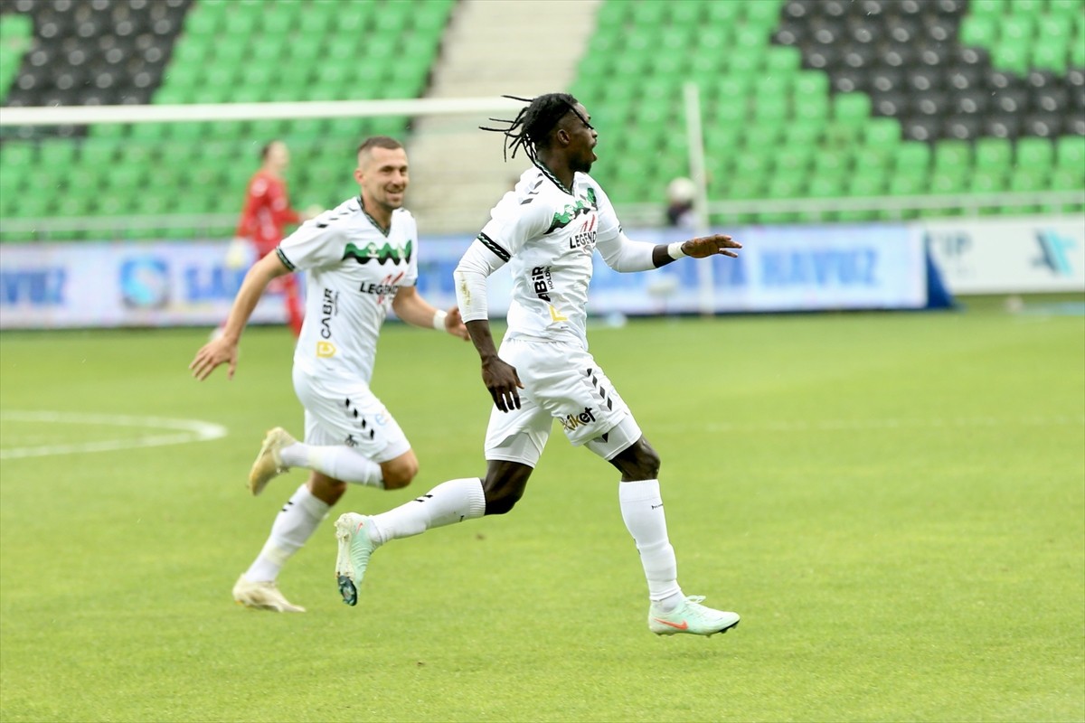 Trendyol 1. Lig'de 38. ve son haftasında Sakaryaspor ile Esenler Erokspor, Yeni Sakarya Atatürk...