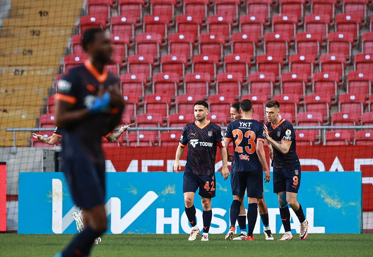 Trendyol Süper Lig'in 34. haftasında Atakaş Hatayspor ile RAMS Başakşehir, Mersin Stadyumu'nda...