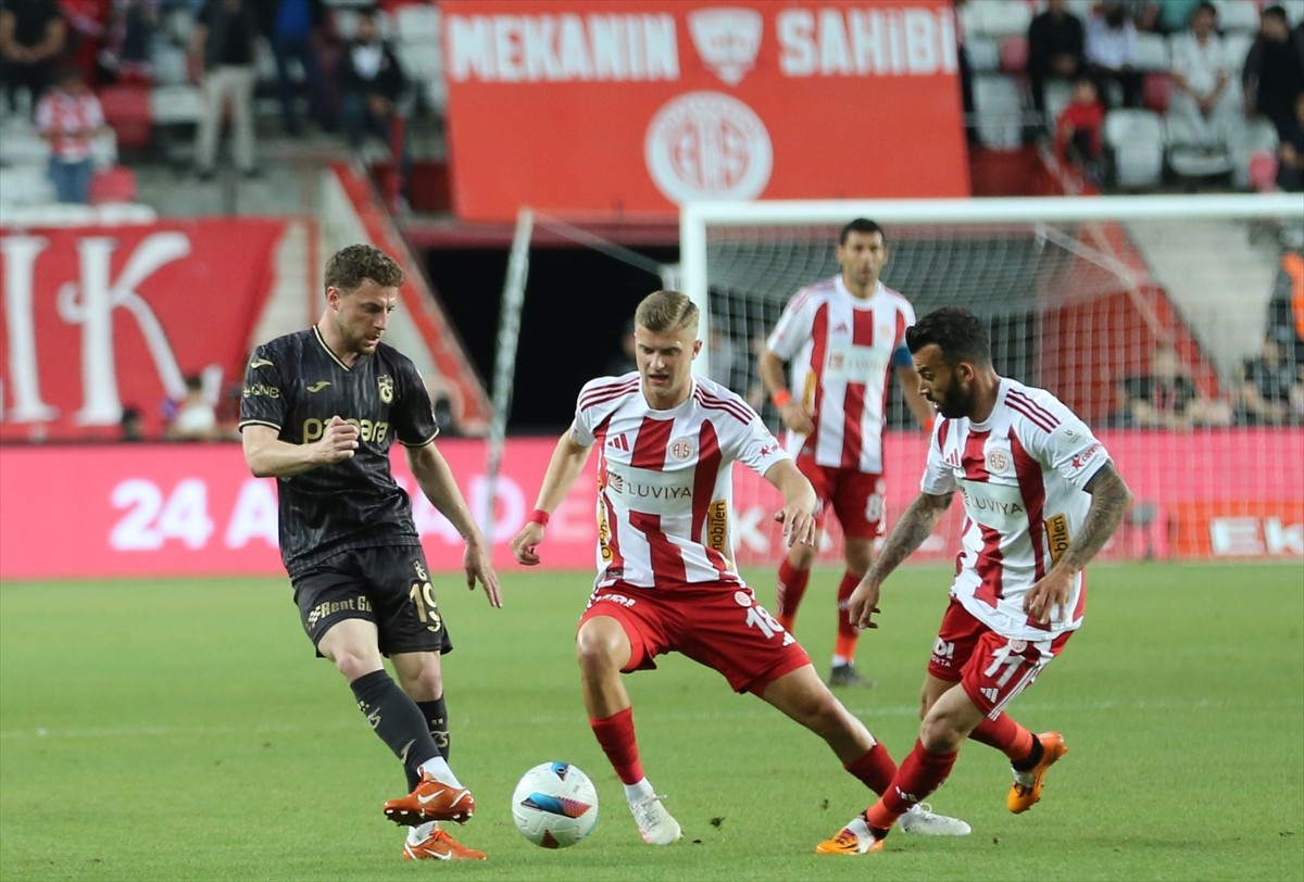 Trendyol Süper Lig'in 38. haftasında Onvo Antalyaspor ile Trabzonspor, Corendon Airlines Park...