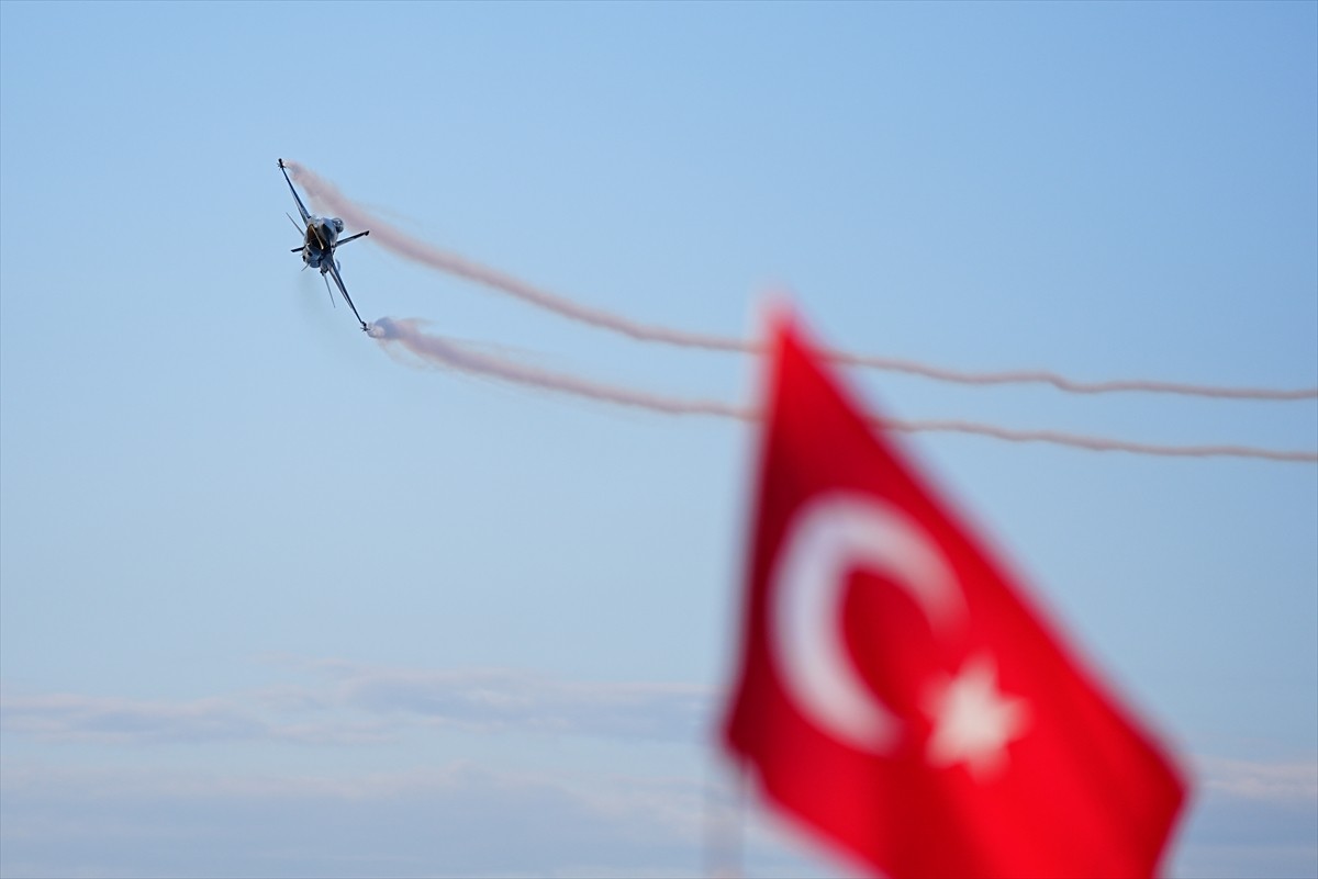 Türk Hava Kuvvetlerinin gösteri ekibi SOLOTÜRK, İstanbul'un fethinin 572. yıl dönümü dolayısıyla...