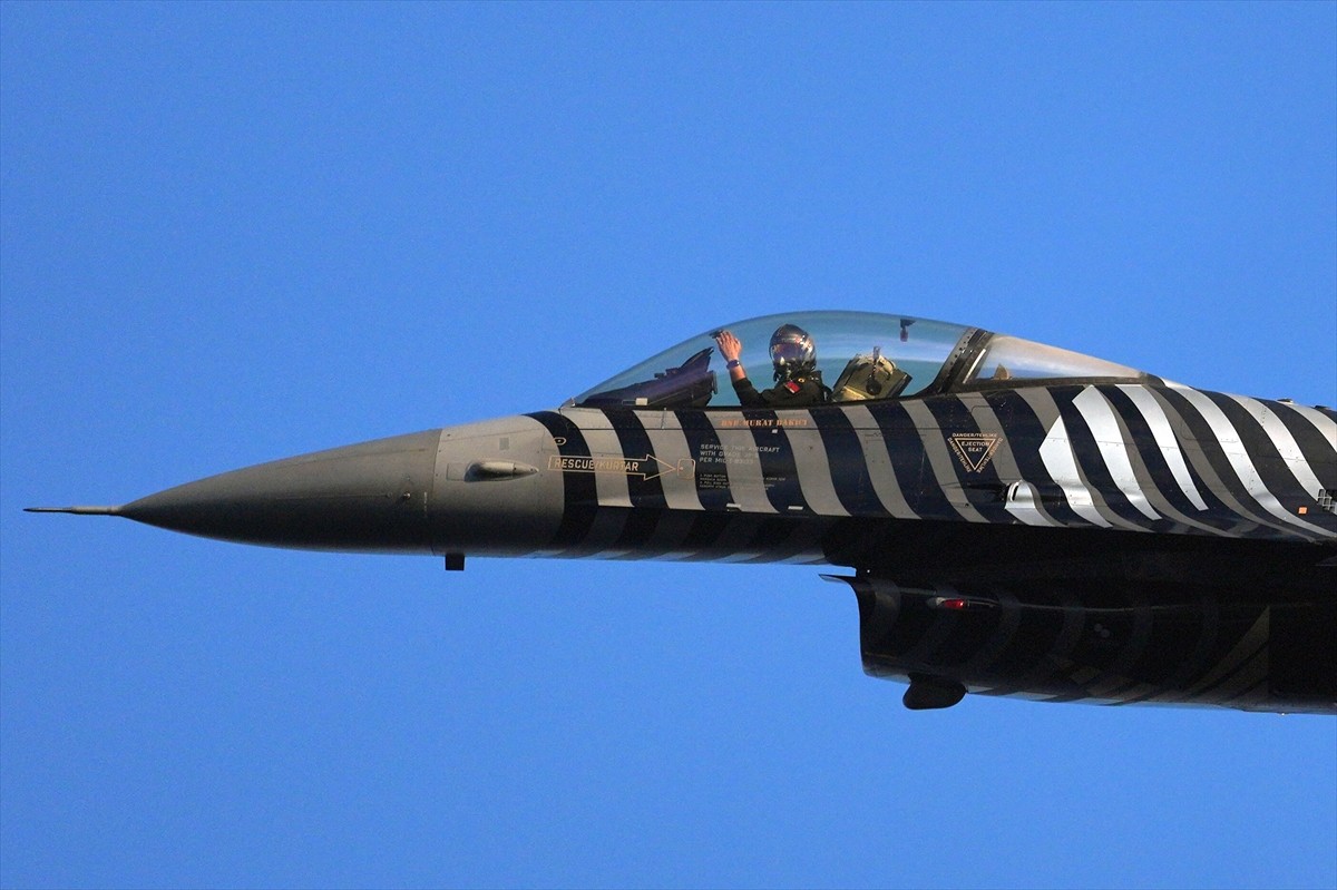 Türk Hava Kuvvetlerinin gösteri ekibi SOLOTÜRK, İstanbul'un fethinin 572. yıl dönümünde İstanbul...