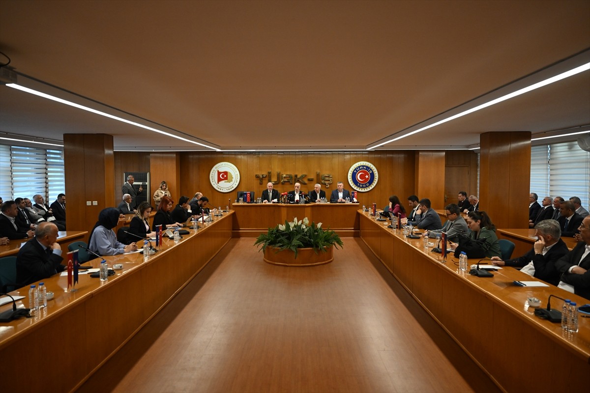 TÜRK-İŞ Genel Başkanı Ergün Atalay, konfederasyon genel merkezinde düzenlediği basın toplantısında...