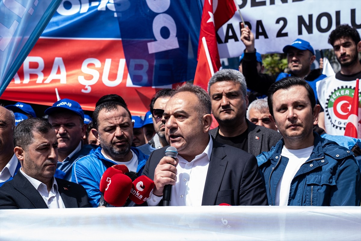 Türk-İş üyeleri, bayrak ve pankartlarla Hazine ve Maliye Bakanlığı önünde 1 Mayıs Emek ve...