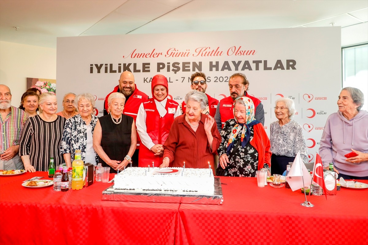 Türk Kızılay Genel Başkanı Fatma Meriç Yılmaz (sağda), "İyilikle Pişen Hayatlar" projesi...
