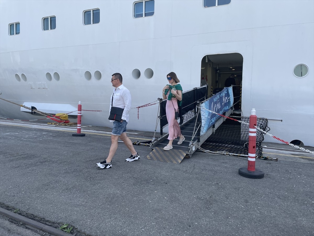 Türkiye'deki çeşitli limanlara uğrayan "Astoria Grande" kruvaziyeri, 947 yolcusuyla Trabzon'a...