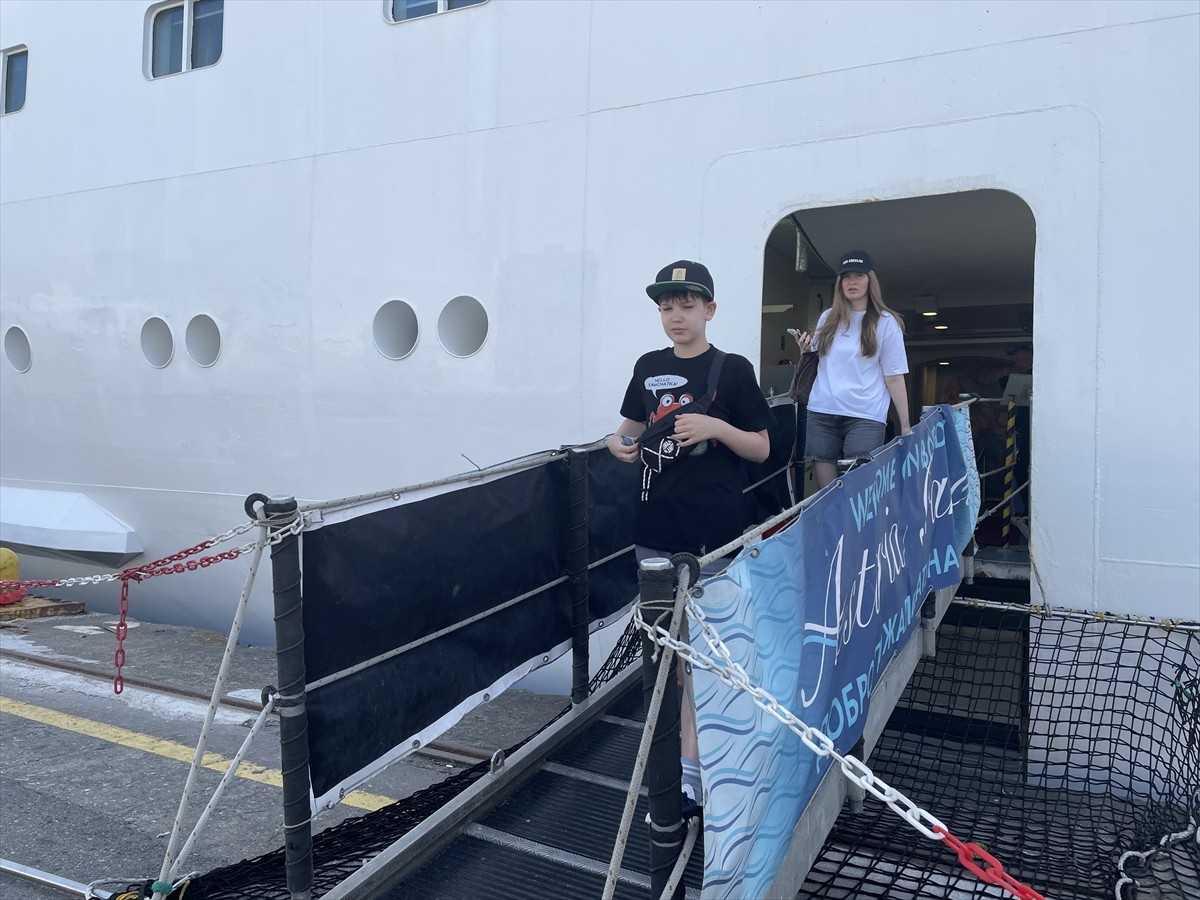 Türkiye'deki çeşitli limanlara uğrayan "Astoria Grande" kruvaziyeri, 947 yolcusuyla Trabzon'a...