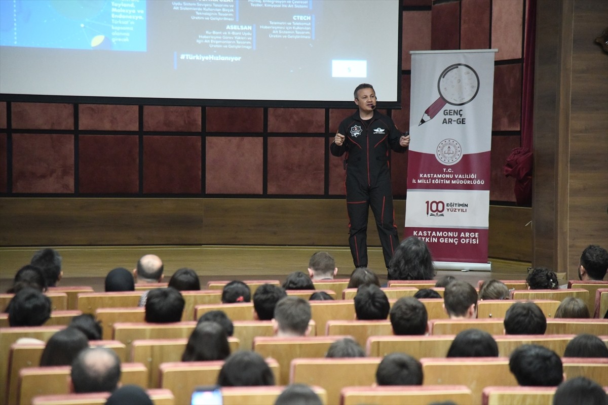 Türkiye'nin ilk astronotu Alper Gezeravcı, Kastamonu'da Halk Eğitim Merkezi Konferans Salonu'nda...