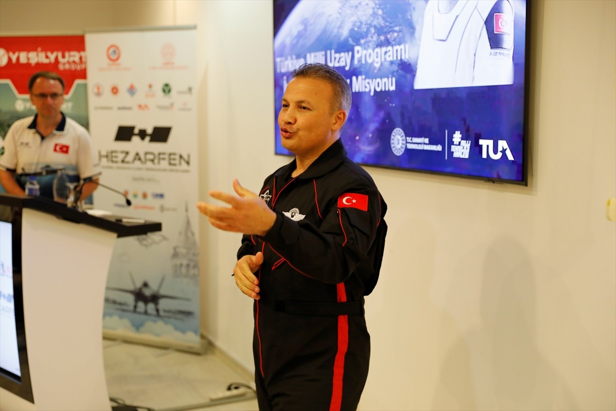 Türkiye'nin ilk astronotu Alper Gezeravcı, Samsun'da fen lisesi öğrencileriyle bir araya gelerek...