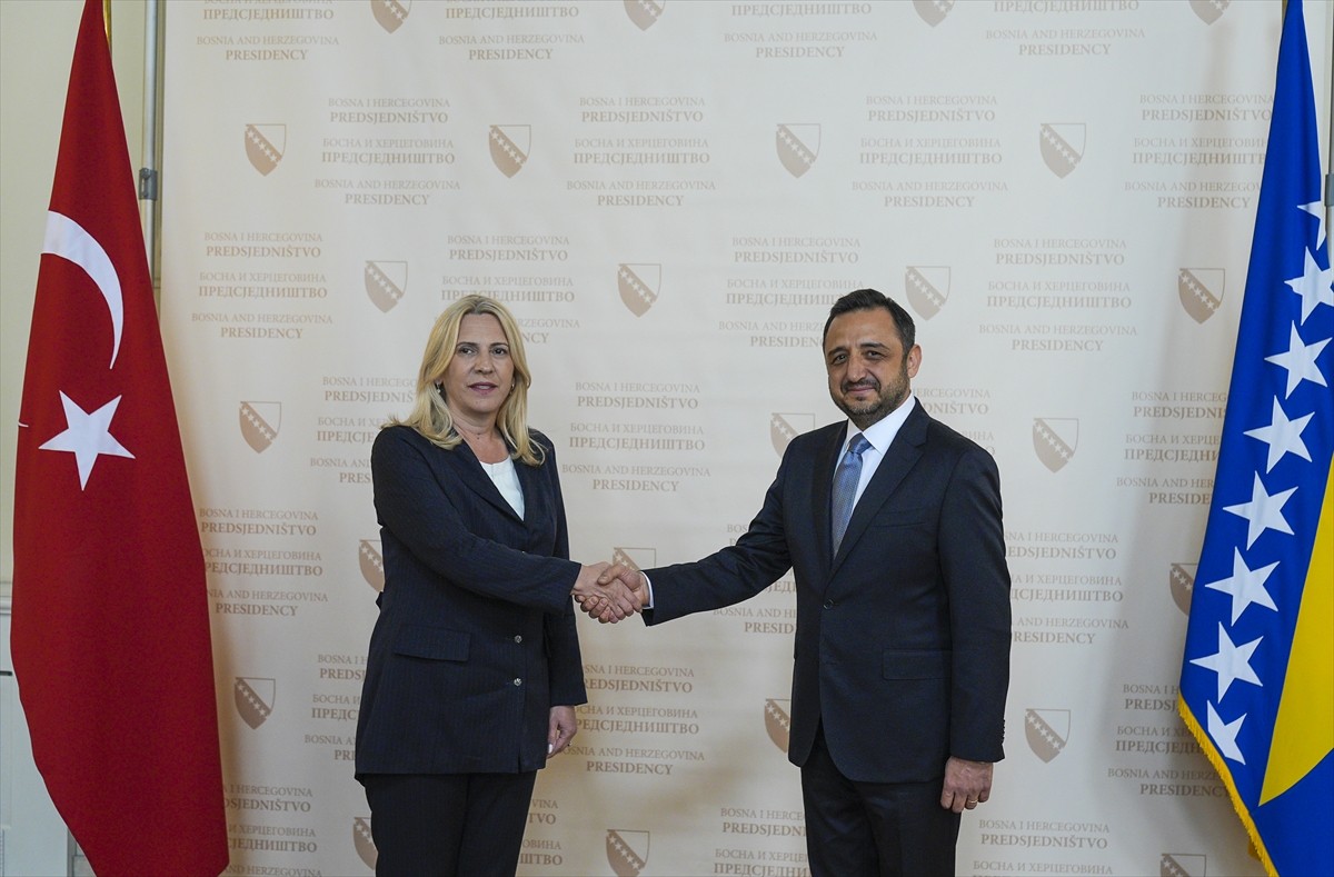 Türkiye'nin Saraybosna Büyükelçisi Emin Akseki (sağda), Bosna Hersek Devlet Başkanlığı Konseyi...