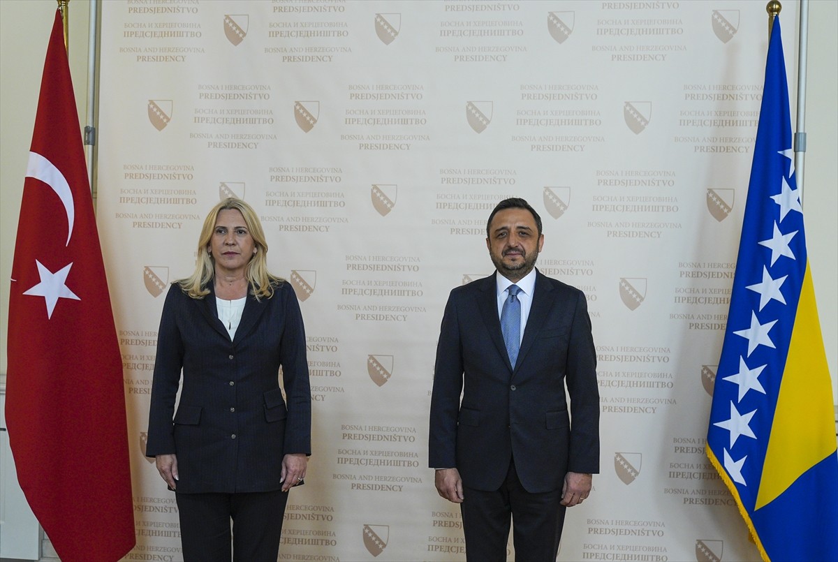 Türkiye'nin Saraybosna Büyükelçisi Emin Akseki (sağda), Bosna Hersek Devlet Başkanlığı Konseyi...