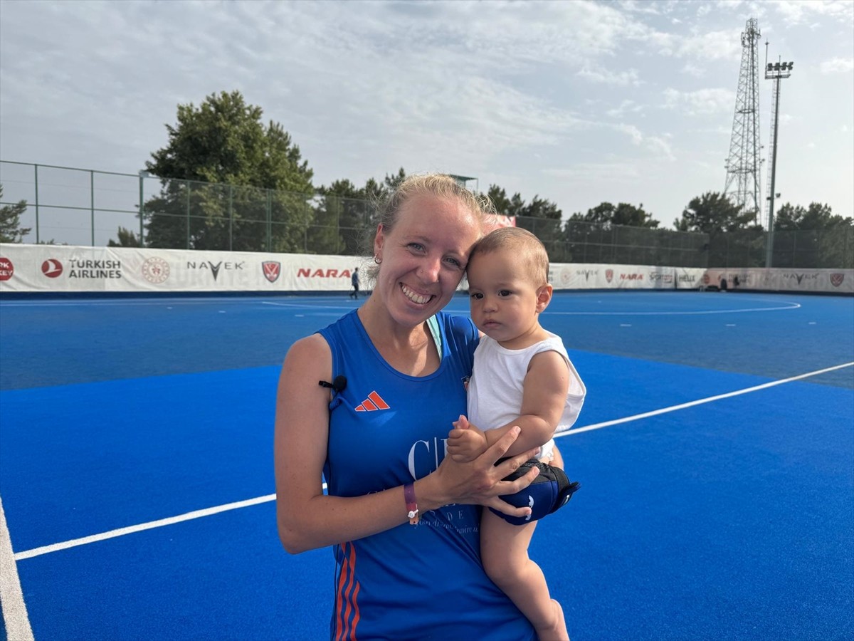 Türkiye Açık Alan Hokeyi Kadınlar Süper Ligi play-off yarı final müsabakalarına bebeğiyle gelen ve...