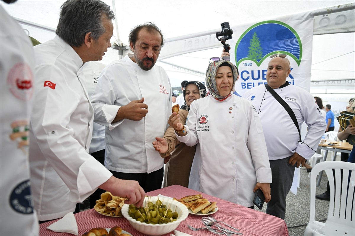 Türkiye Aşçılar Federasyonu Yönetim Kurulu Başkanı Zeki Açıköz (sağ 2) ve Şef Mehmet Yalçınkaya...