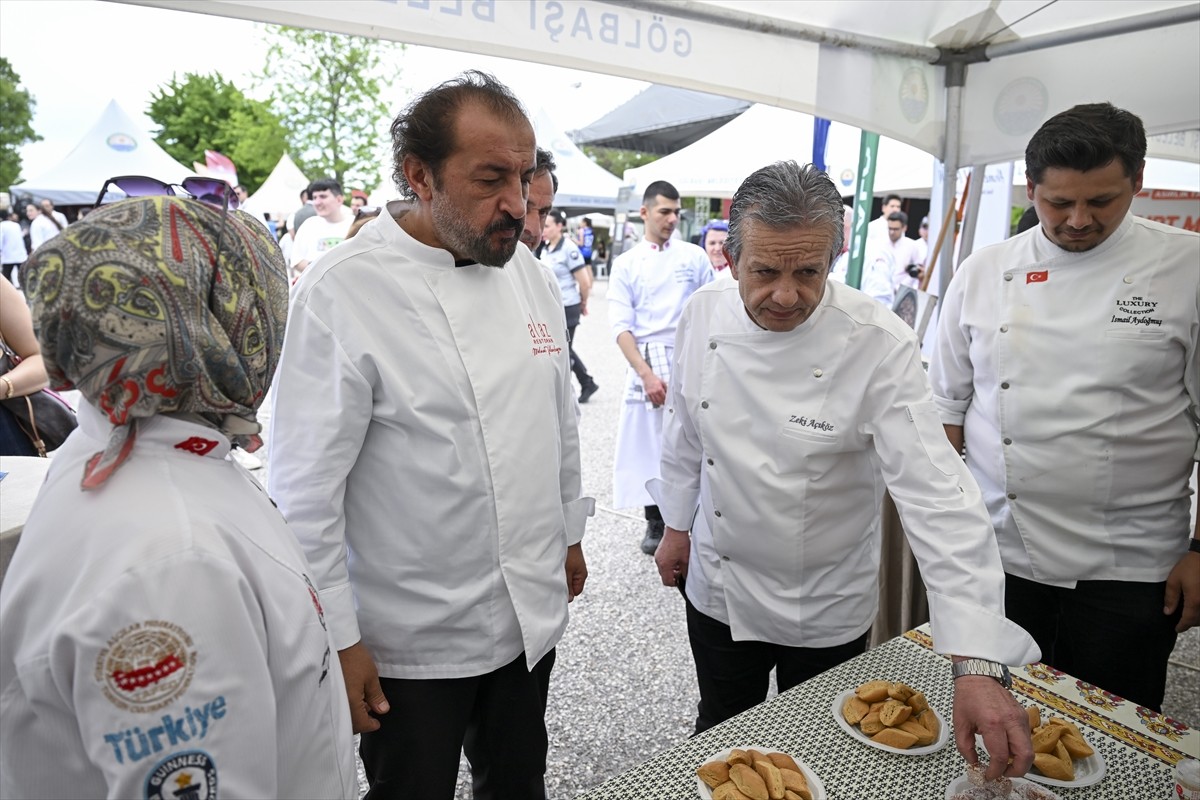 Türkiye Aşçılar Federasyonu Yönetim Kurulu Başkanı Zeki Açıköz (sağ 2) ve Şef Mehmet Yalçınkaya...