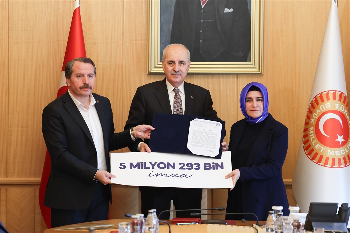 Türkiye Büyük Millet Meclisi Başkanı Numan Kurtulmuş (ortada), Memur Sendikaları Konfederasyonu...