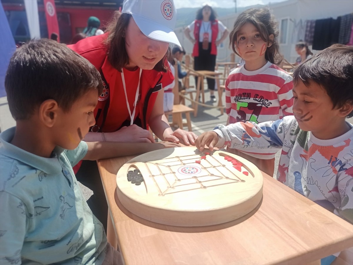 Türkiye Geleneksel Spor Dalları Federasyonunun Geleneksel Oyunlar Tırı, 6 Şubat 2023'teki...