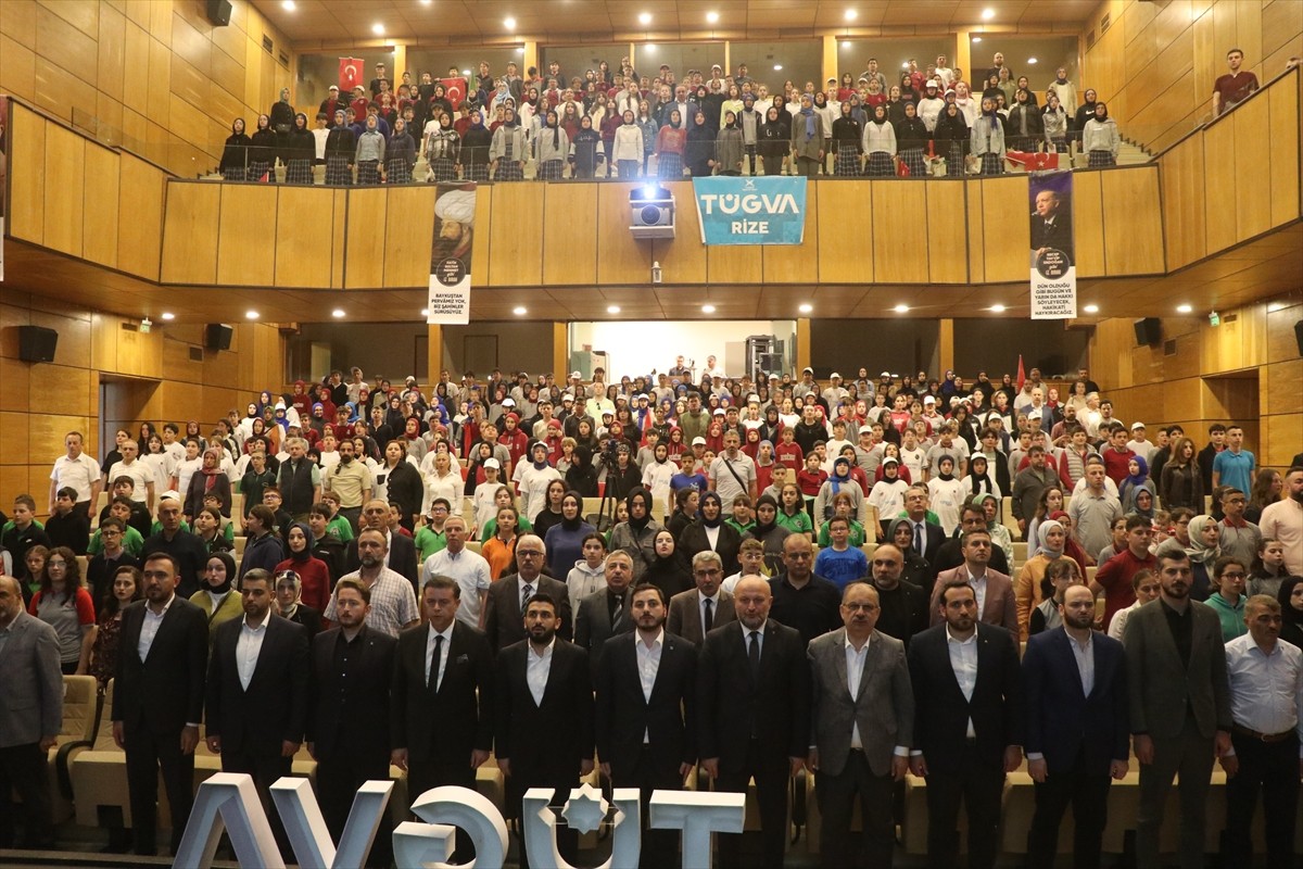 Türkiye Gençlik Vakfı (TÜGVA) Genel Başkanı İbrahim Beşinci, (sol3) Rize İsmail Kahraman Kültür...