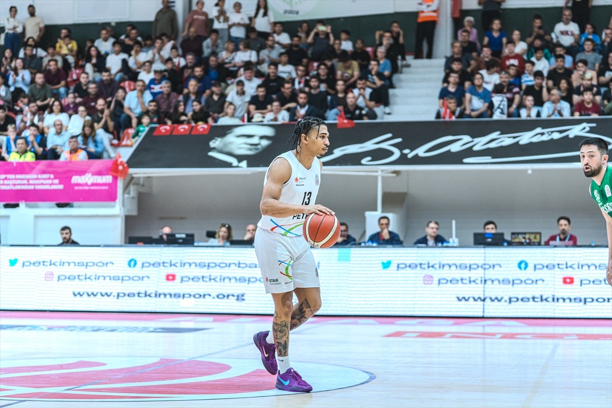 Türkiye Sigorta Basketbol Süper Ligi'nin 30. ve son haftasında Aliağa Petkimspor ile Bursaspor...