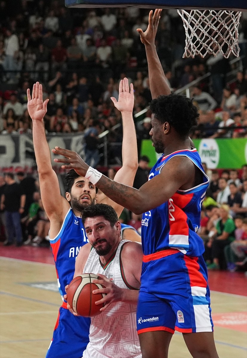 Türkiye Sigorta Basketbol Süper Ligi 27’inci hafta erteleme maçında Karşıyaka ile Anadolu Efes...