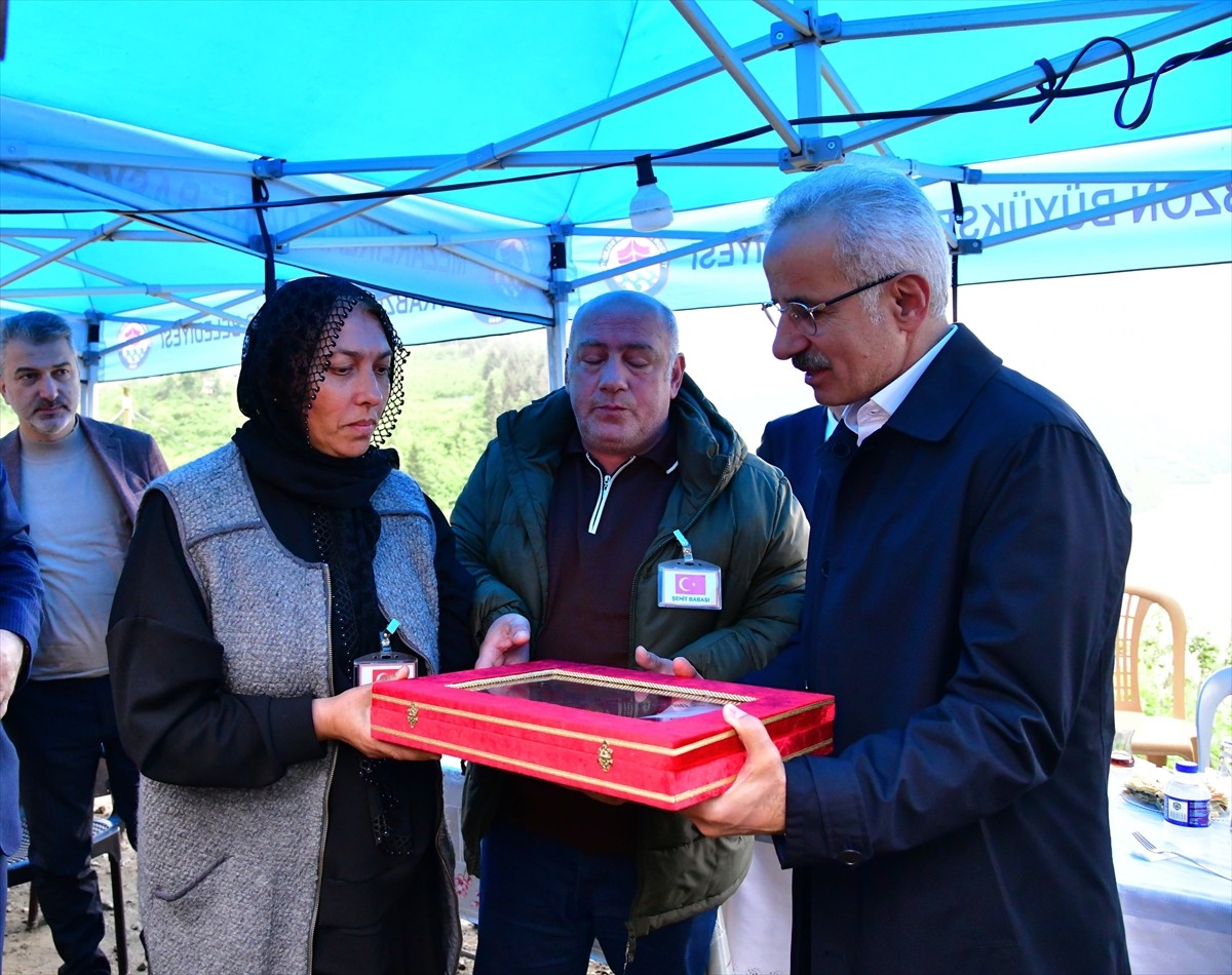 Ulaştırma ve Altyapı Bakanı Abdulkadir Uraloğlu (sağda), Pençe-Kilit Operasyonu bölgesinde...