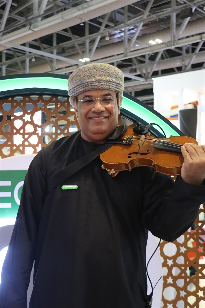 Ummanlı kemancı Nasır el-Kindi, başkent Maskat'taki bir fuarda Türk ve Filistin bestelerini...
