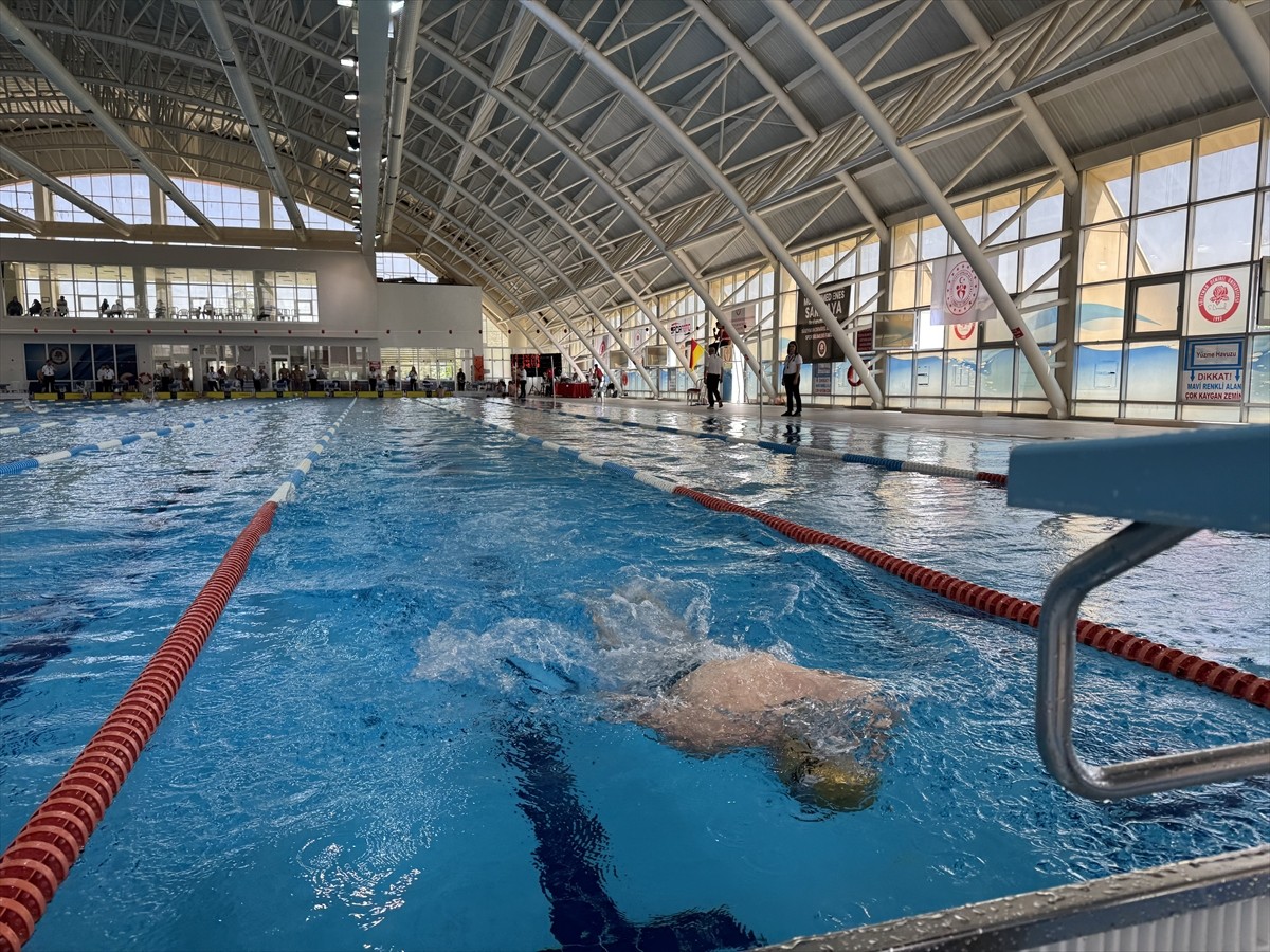 Üniversiteler Arası Türkiye Yüzme Şampiyonası, Isparta'da başladı.