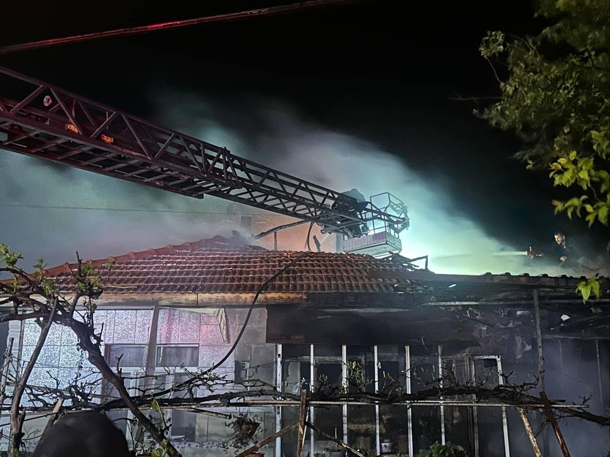 Uşak'ın Banaz ilçesinde tek katlı evde çıkan yangın hasara yol açtı.