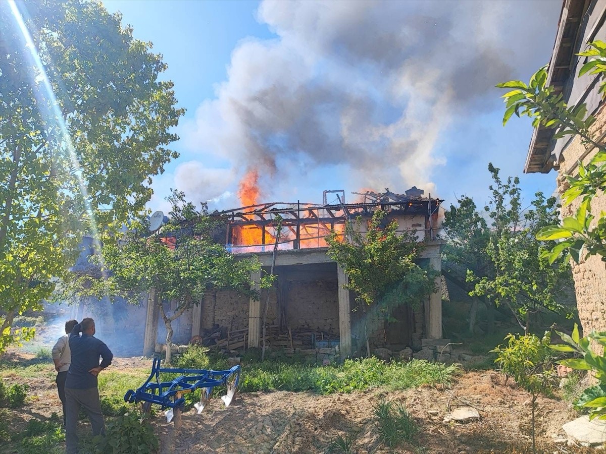 Uşak'ın Sivaslı ilçesinde tek katlı evde çıkan yangında 1 kişi hayatını kaybetti.