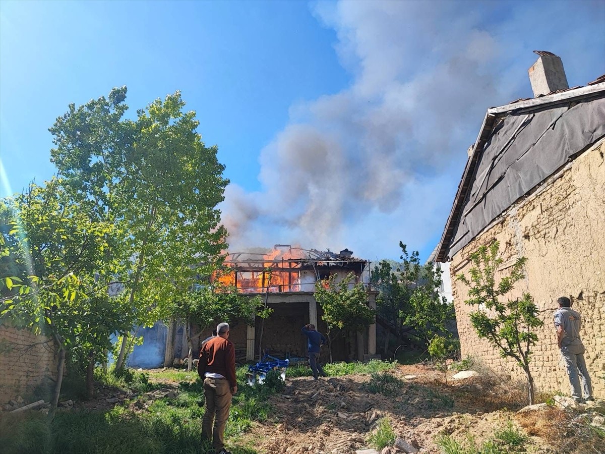 Uşak'ın Sivaslı ilçesinde tek katlı evde çıkan yangında 1 kişi hayatını kaybetti.