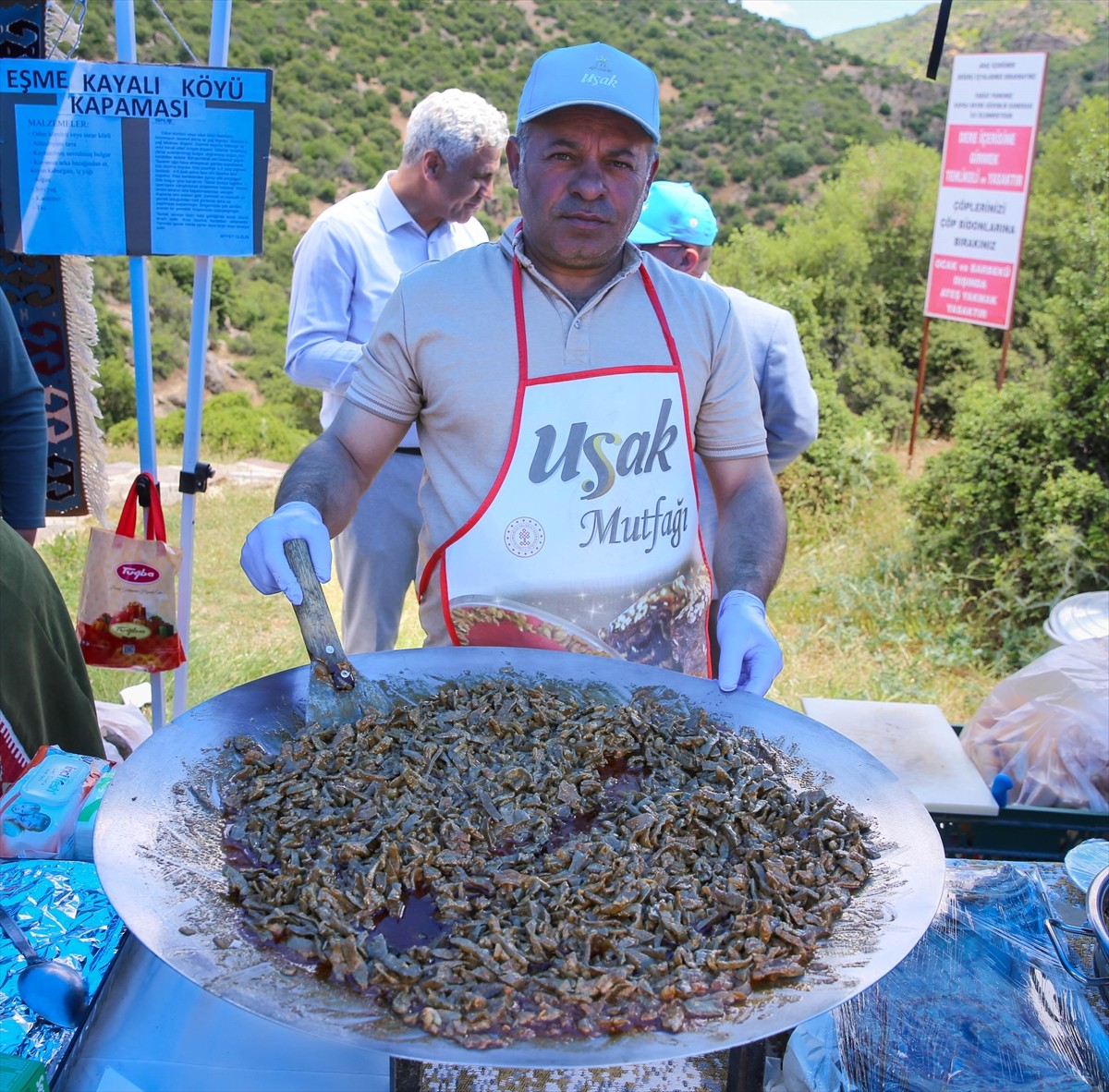 Uşak'ta, "Türk Mutfağı Haftası" etkinlikleri kapsamında Taşyaran Vadisi Tabiat Parkı'nda yöreye...