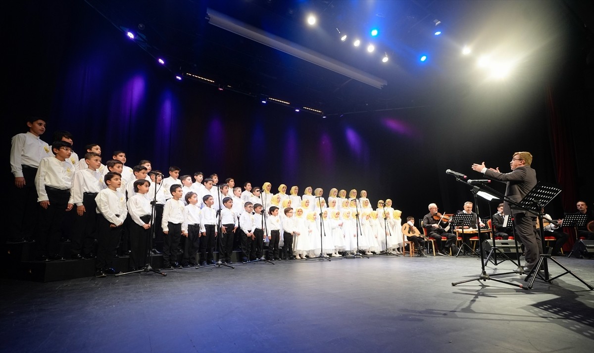Üsküdar Ferah Merkez Cami Tasavvuf Musikisi Çocuk ve Gençlik Korosu'nun 10. yılında düzenlediği...