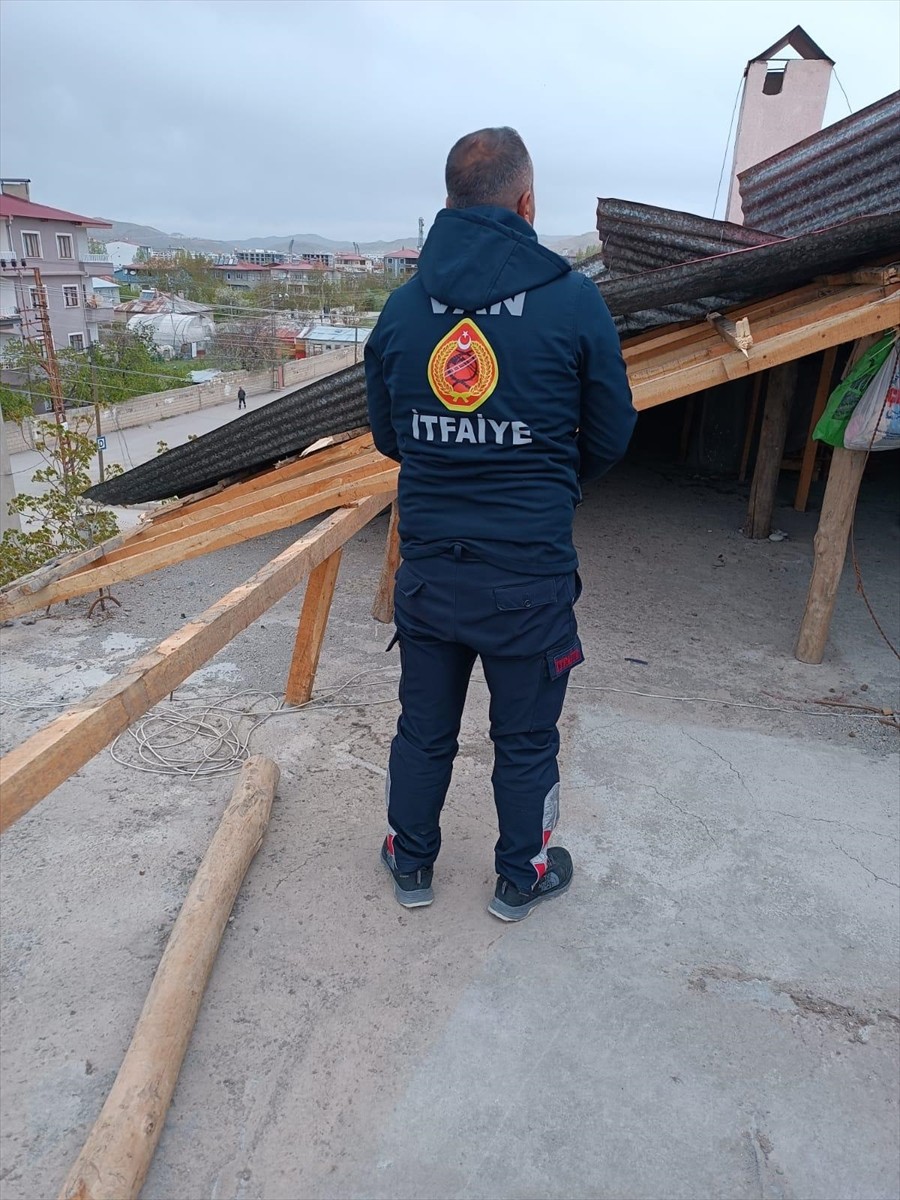 Van'da Büyükşehir Belediyesi itfaiye ekipleri, şiddetli rüzgar sonucu devrilen ağaç dalları ve...