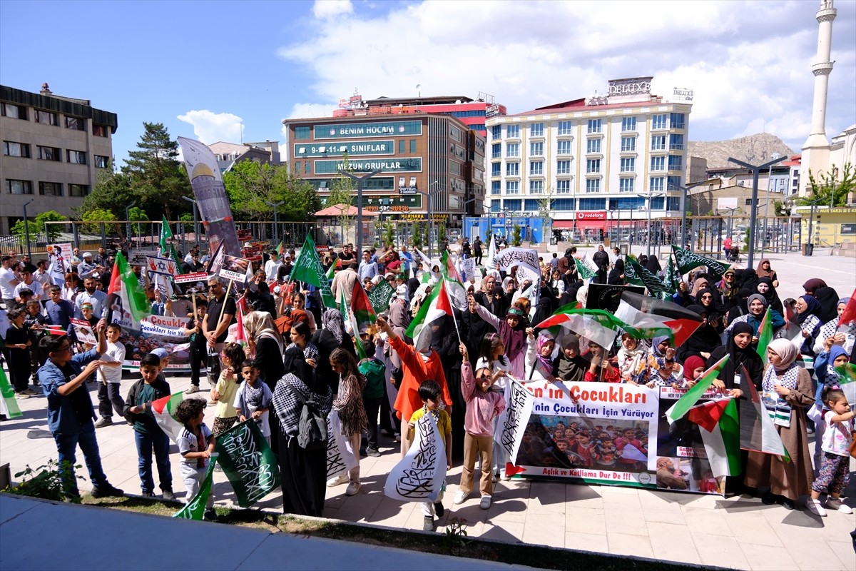 Van'da çocuklar, İsrail'in Gazze'ye yönelik saldırılarını protesto etmek amacıyla yürüyüş...