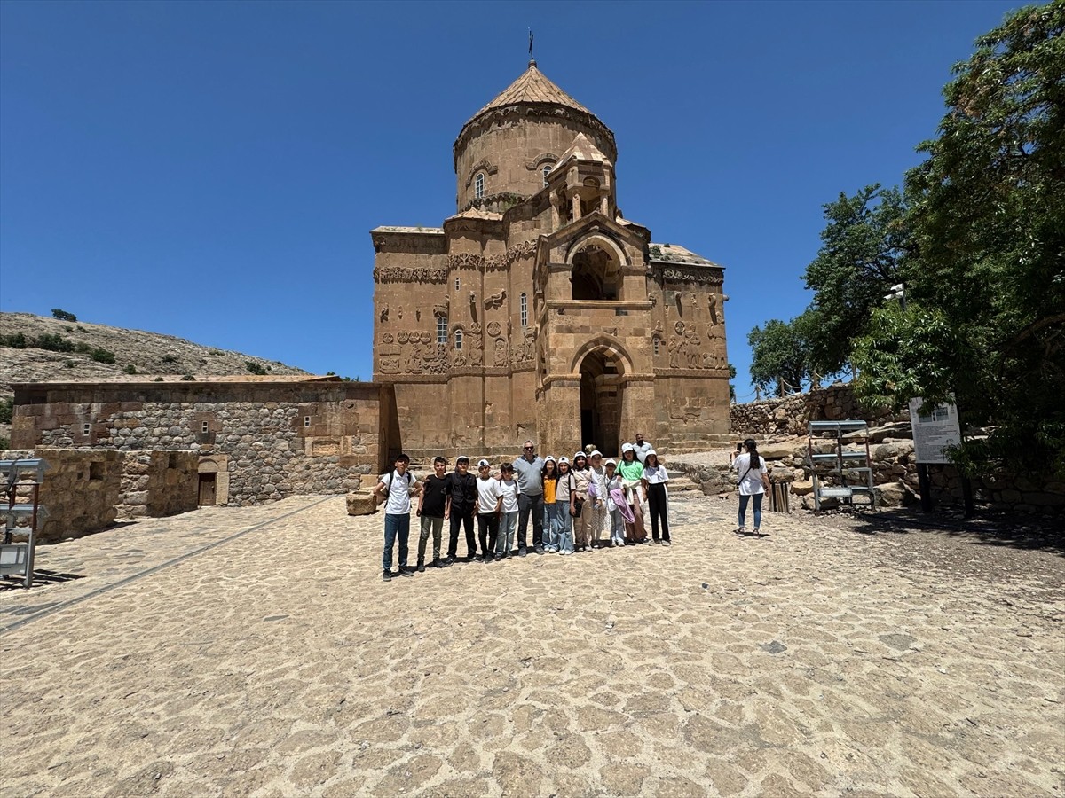 Van'da Devlet Tiyatroları Genel Müdürlüğünce düzenlenen "22. Akdamar Çocuk ve Gençlik Tiyatroları...