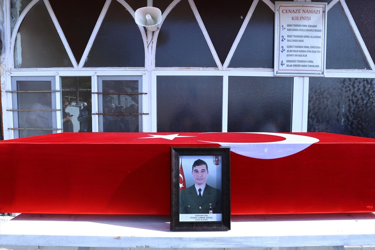 Van'da dün askeri aracın devrilmesi sonucu vefat eden Piyade Uzman Çavuş Gökhan Dal, memleketi...