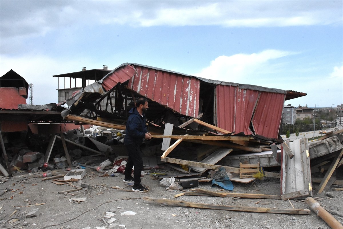 Van'da etkili olan şiddetli rüzgar, bazı ev ve iş yerlerinin çatılarına zarar verdi. Edremit...