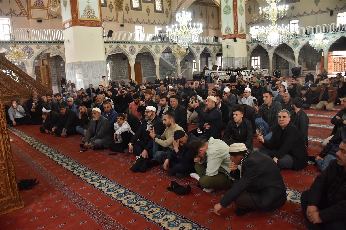 Van'da İl Müftülüğü tarafından, İpekyolu ilçesindeki Ulu Cami'de "Kur'an-ı Kerim ziyafeti"...