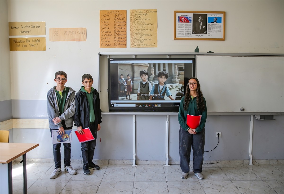 Van'da İpekyolu Anadolu Lisesi öğrencileri, teknolojiyi eğitime entegre ederek tarih öğrenimini...