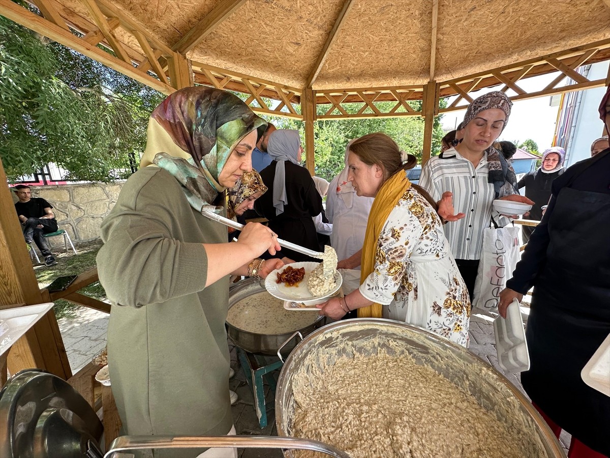 Van'da Olgunlaşma Enstitüsünce, Türk Mutfağı Haftası kapsamında düzenlenen etkinlikte yöresel...