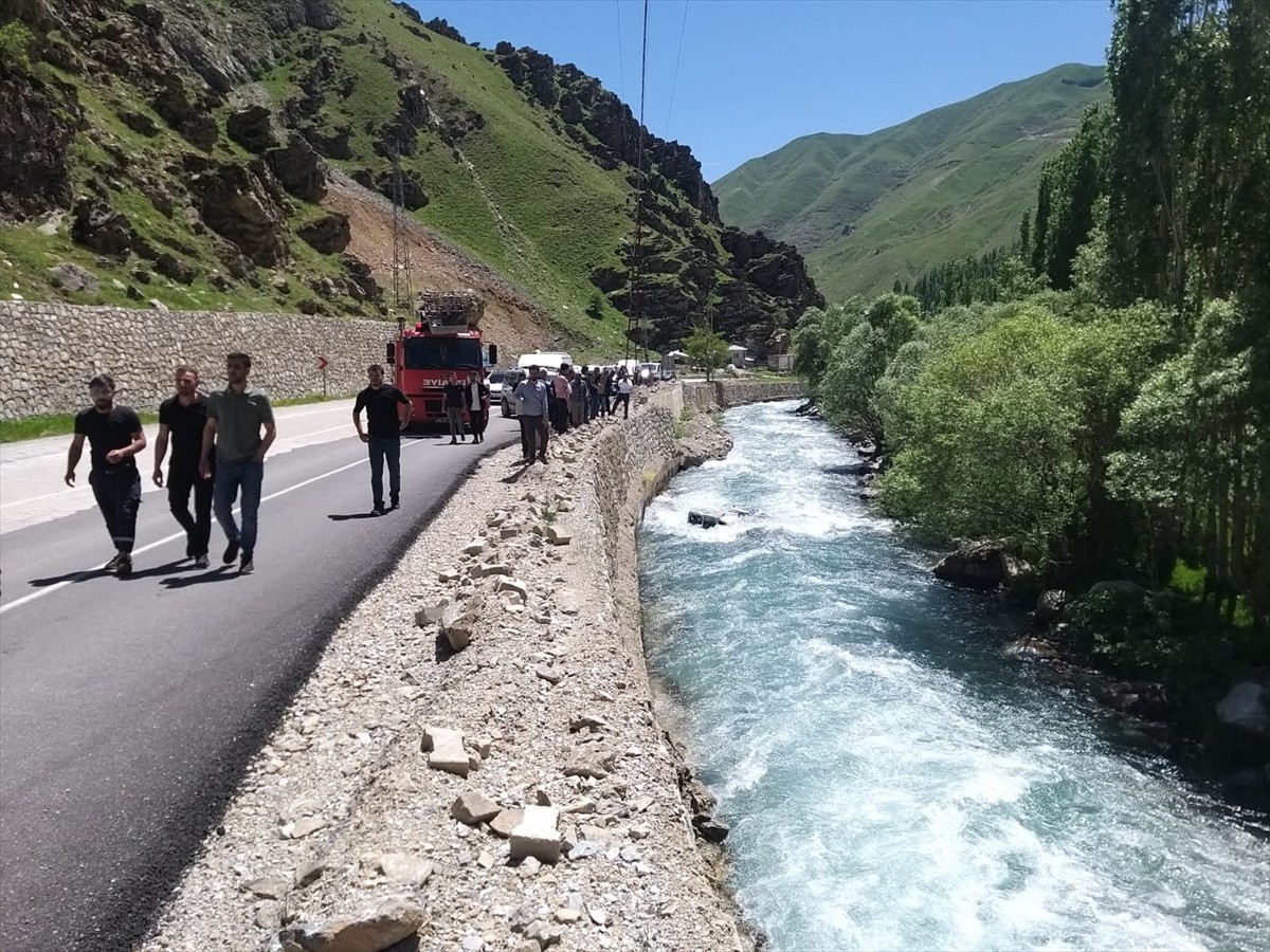 Van'ın Bahçesaray ilçesinde dereye düşen hafif ticari aracın sürücüsü ekipler tarafından...