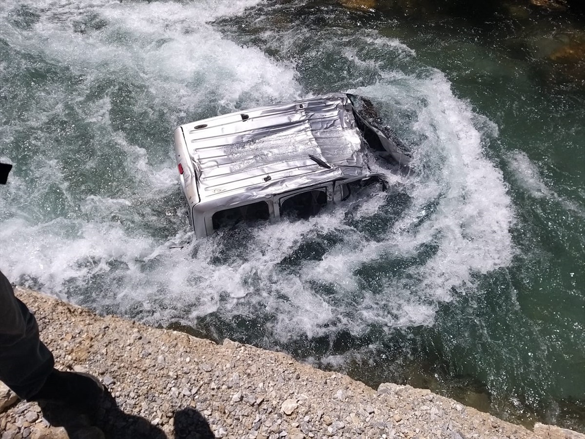 Van'ın Bahçesaray ilçesinde dereye düşen hafif ticari aracın sürücüsü ekipler tarafından...