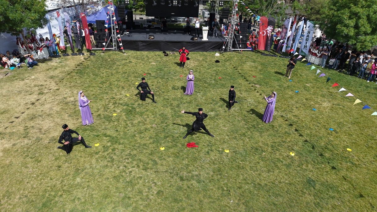 Van'ın Erciş ilçesinde bu yıl 12'ncisi düzenlenen "Uluslararası İnci Kefali Göçü Kültür ve Sanat...