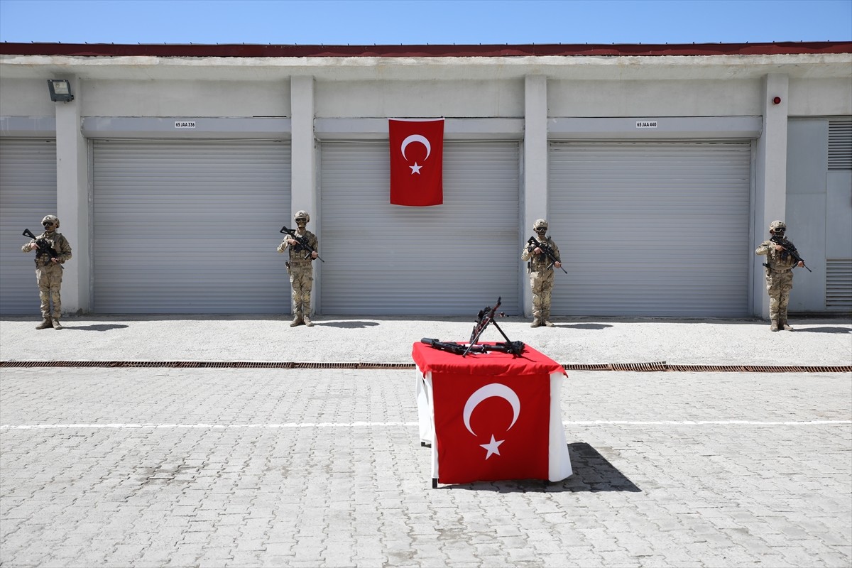 Van'ın Erciş ilçesinde, Engelliler Haftası etkinlikleri kapsamında bir günlüğüne asker olan 11...