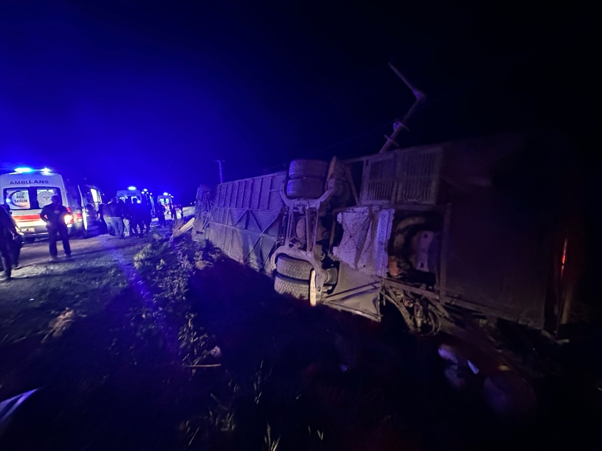  Van'ın Gevaş ilçesinde yolcu otobüsünün devrilmesi sonucu ilk belirlemelere göre 28 kişi...