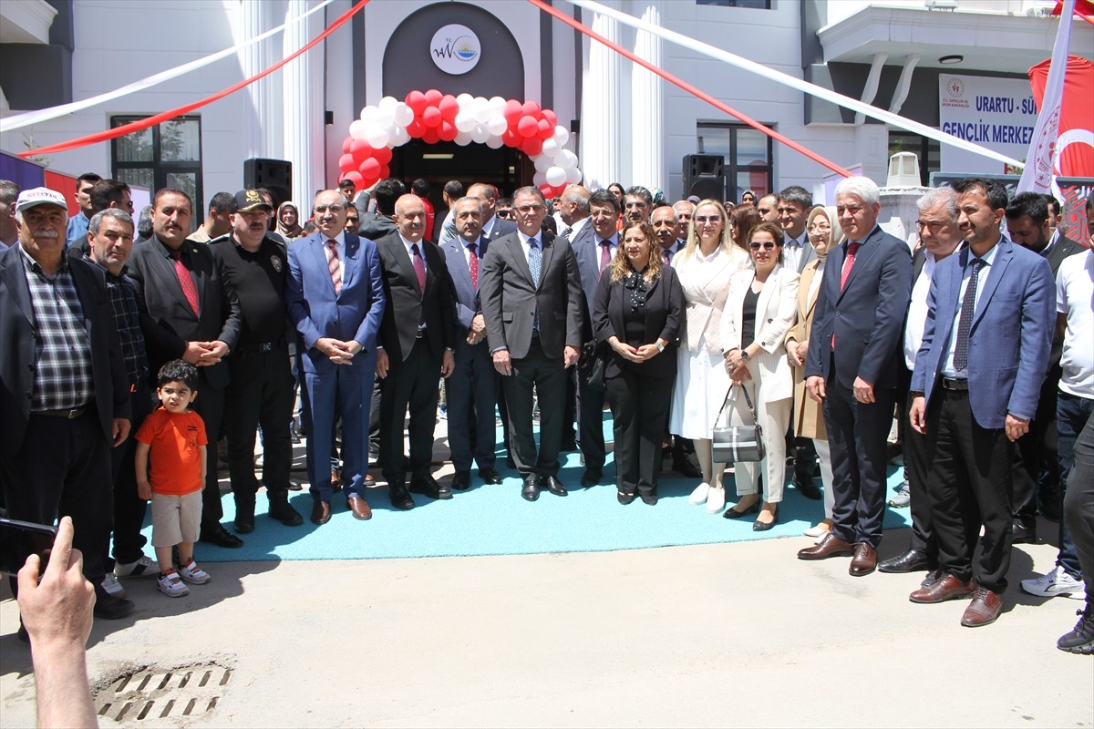 Van Büyükşehir Belediyesince yapımı tamamlanan 4 gençlik merkezi törenle hizmete açıldı.